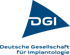 Blaues DGI-Logo auf grünem Hintergrund: "DGI" und "Deutsche Gesellschaft für Implantologie".