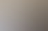 Moderner Fitnessraum mit verschiedenen Kraftgeräten in Grau und Rot vor einer hellen Fensterfront.