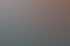 Eine Hand platziert eine Reparaturvorrichtung mit grünem Injektor auf einer Windschutzscheibe.