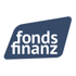Logo von fonds finanz: weißer Text "fonds finanz" auf dunkelblauem, schrägem Rechteck.