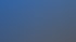 Weißes, modernes Gebäude mit flachem Pultdach und heruntergelassenen hellgrauen Textilscreens auf einer gepflasterten Terrasse.