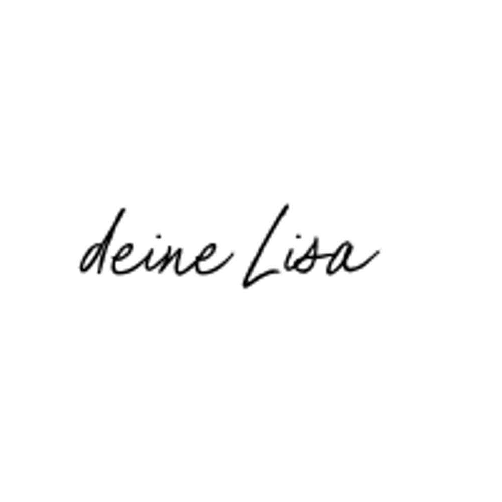 Schwarze handschriftliche Unterschrift "deine Lisa" auf dunkelgrünem Hintergrund.