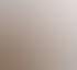 Lachende Frau macht Kniebeugen mit einer Gruppe in einem hellen Studio.