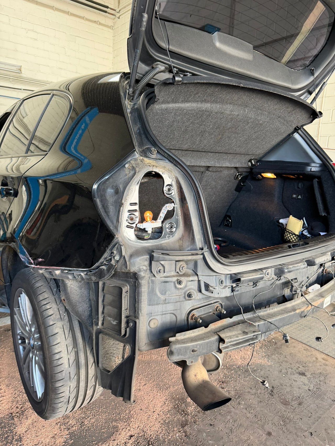 Kfz-Gutachter bei der Untersuchung eines beschädigten Fahrzeugs