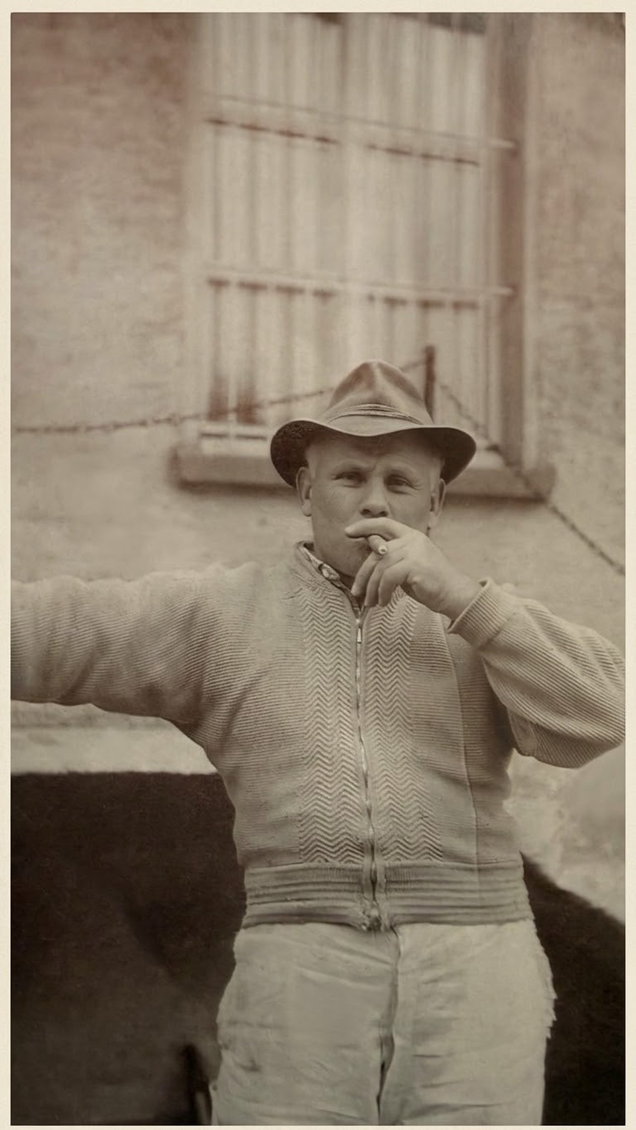 Historisches Sepiafoto: Firmengründer Karl Diener mit Hut und Zigarre