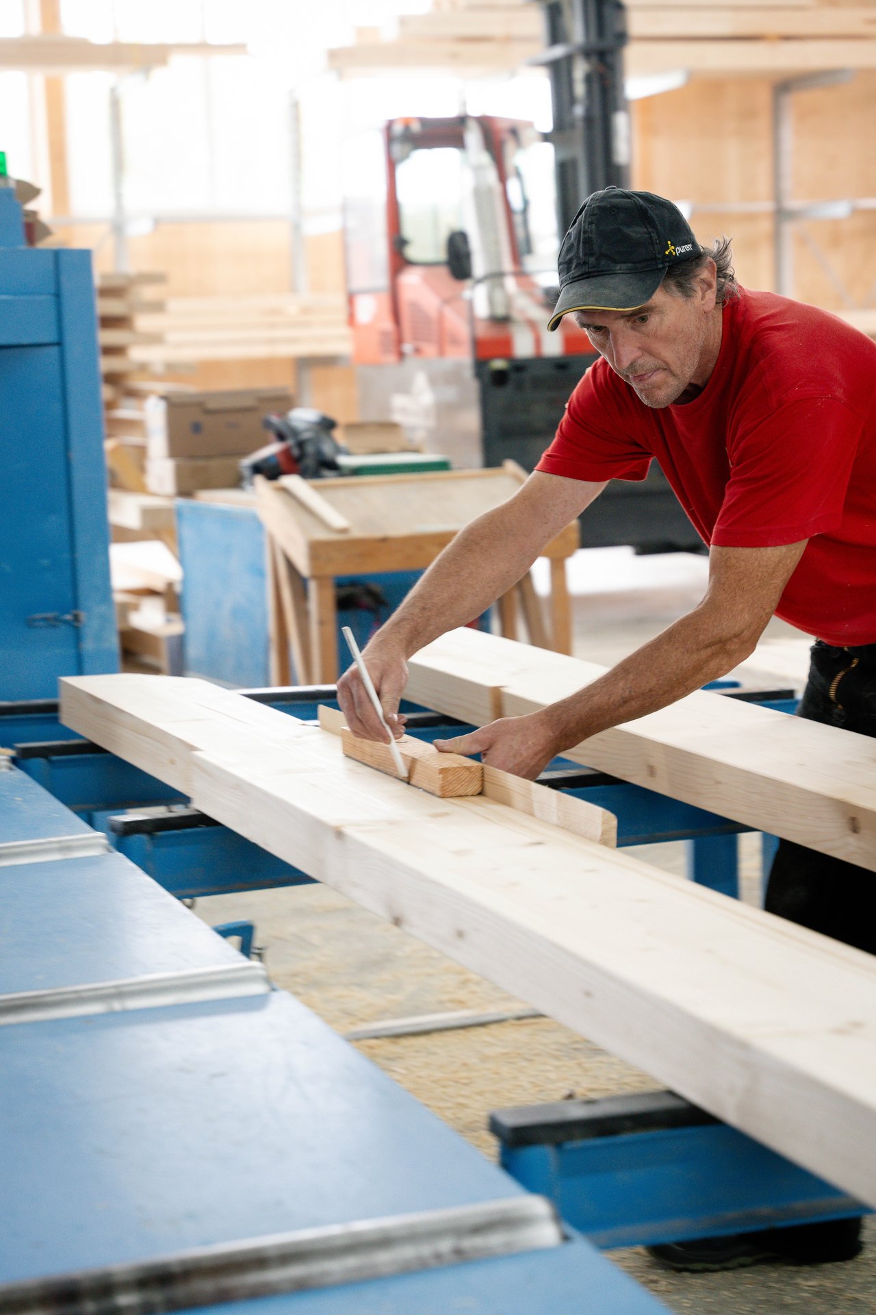Holzbohlen werden markiert