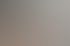 Zwei Männer mit Brillen besprechen lächelnd Inhalte auf einem Laptop-Bildschirm in einem hellen Büro.