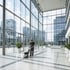 Empfang und Lobby eines Bürogebäudes – Glasflächen, Böden und Sitzbereich vor Arbeitsbeginn.