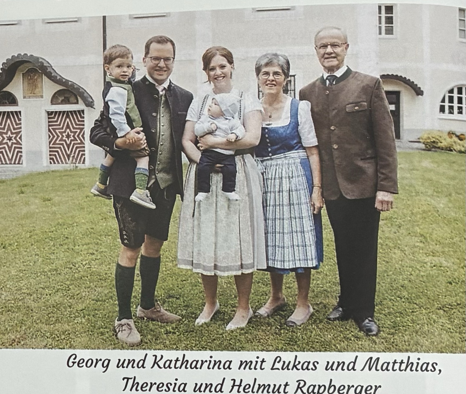 Georg und Katharina Rapberger mit ihren Kindern sowie Theresia und Helmut Rapberger vor der Hofkapelle