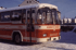 Roter und weißer Bus mit der Aufschrift „HÜBNER'S REISEN“ auf der Frontscheibe, auf Schnee geparkt.