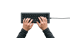 Hände tippen auf einer schwarzen Computertastatur mit Kabel auf grünem Hintergrund.