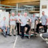 Team bei der Treppenfertigung mit Holztransportwagen