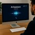 Blick auf einen Imac bei dem der KI Assistent einen Kunden anruft