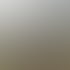 Fünf lächelnde Menschen in Winterkleidung zeigen vor einem Windrad in den Bergen auf den Betrachter.