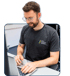 Dominik Walter arbeitet am Laptop