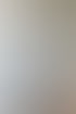 Modernes Doppelbett mit weißer Bettwäsche, blauen und roten Zierkissen sowie gepolstertem Kopfteil in einem hellen Zimmer.