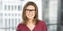 Elke Wenzel, Head of HR, lächelt und trägt eine weinrote Bluse und eine schwarze Brille.
