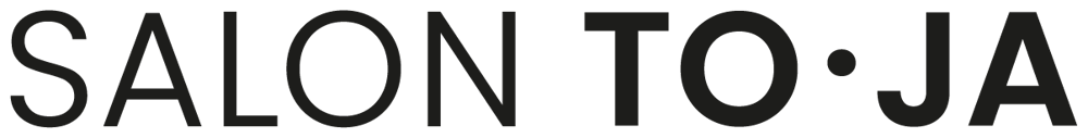 Schwarzer Text "SALON TO·JA" auf grünem Hintergrund.