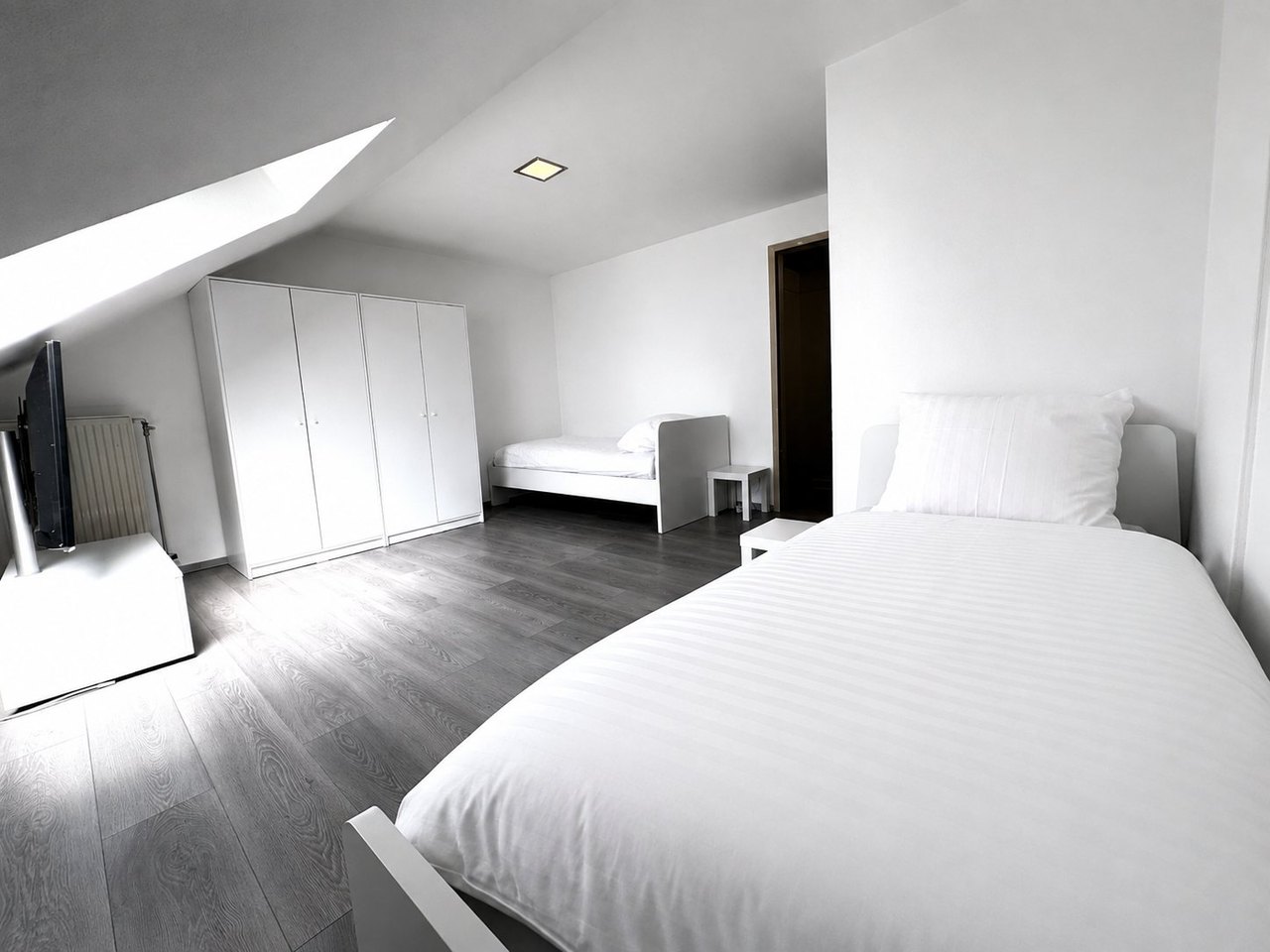 Schlafzimmer im Dachgeschoss mit zwei Einzelbetten