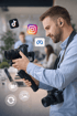 Videografer mit Kamera und Social Media Logos