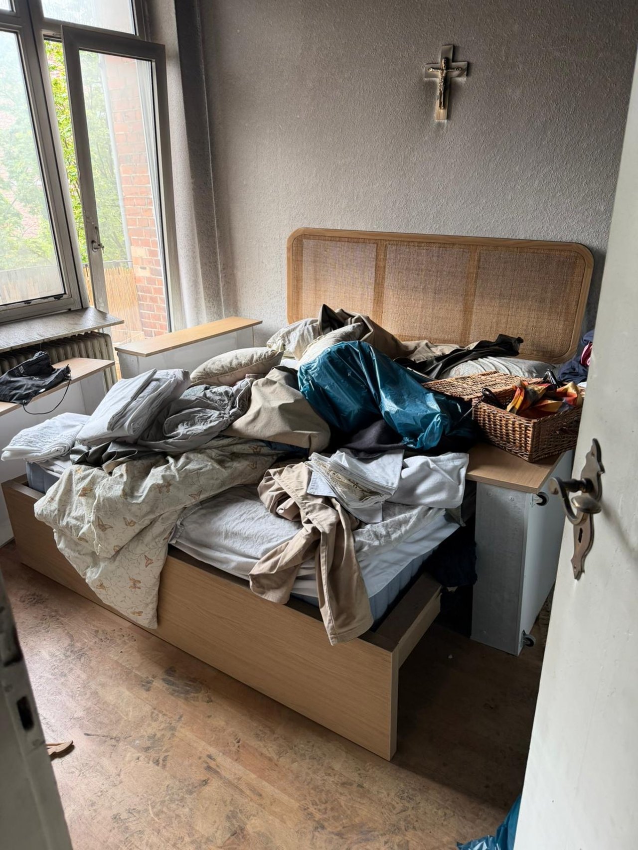Stark gefülltes Schlafzimmer vor einer Messie-Entrümpelung in Hannover