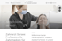 Zahnärztin mit Maske untersucht die Zähne einer Patientin.