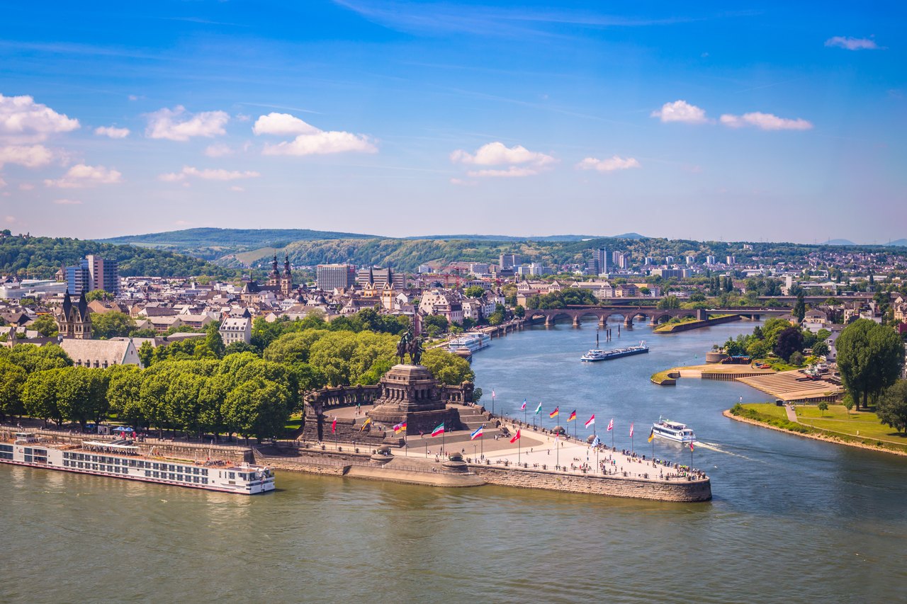 Die Festung Ehrenbreitstein über dem Rhein in Koblenz