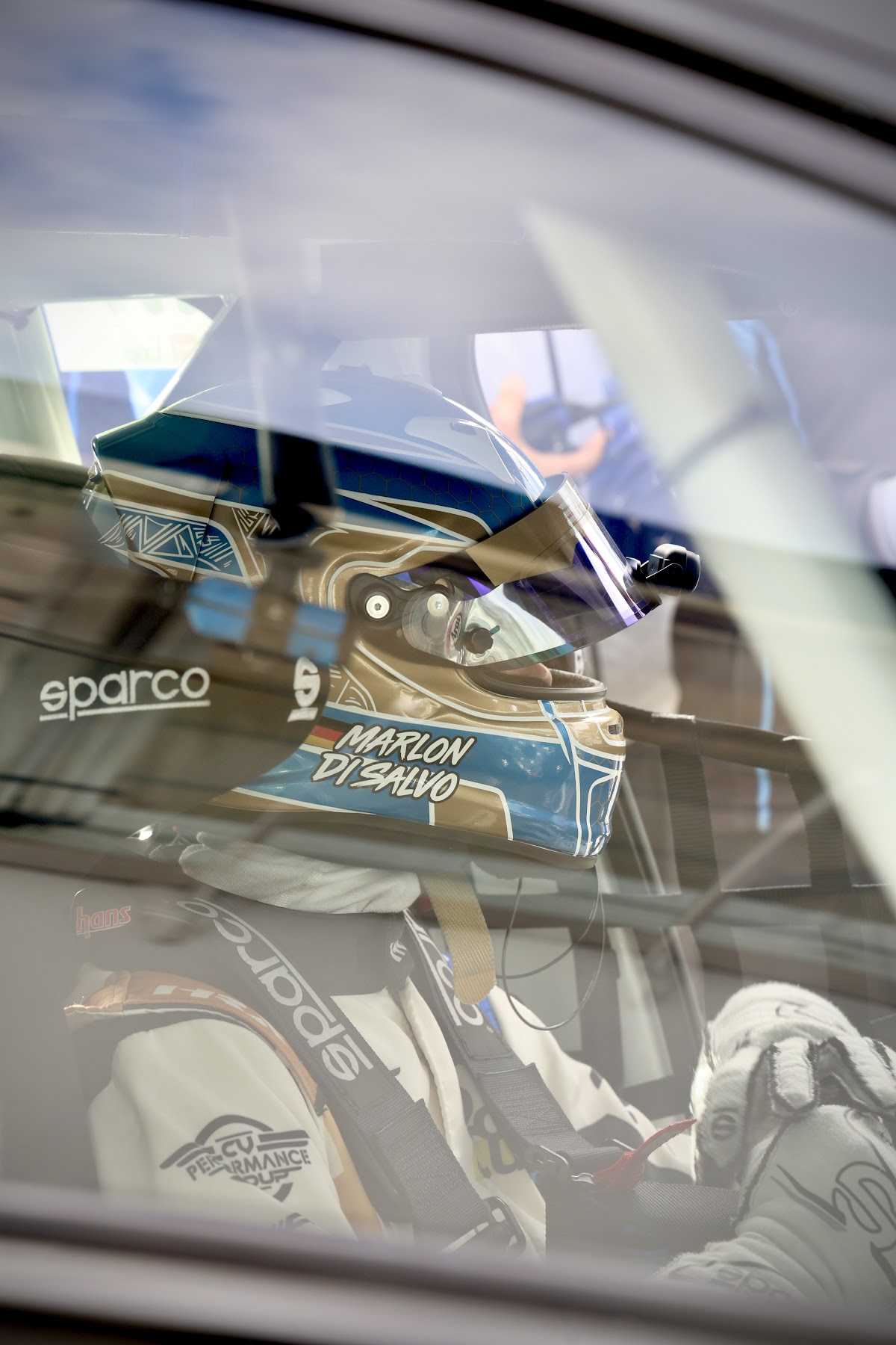 Marlon im Cockpit, durch die Seitenscheibe fotografiert