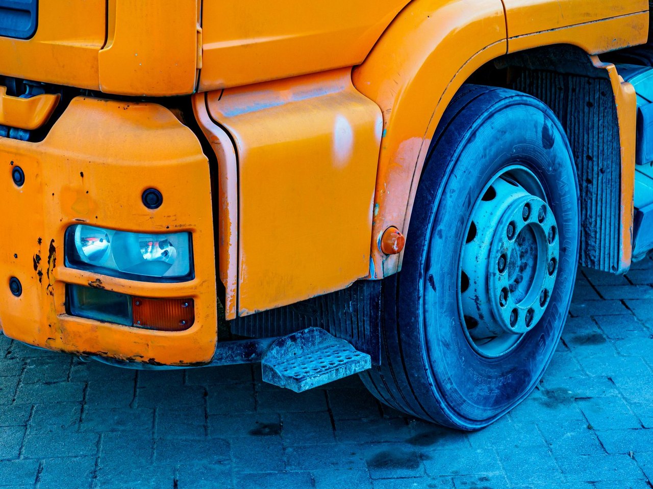 Lkw-Front mit Kratzern und Dellen an Stoßstange und Kotflügel