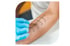 Ein Arm mit markierten Feldern für einen Allergietest, während eine Hand mit blauem Handschuh eine Nadel hält.