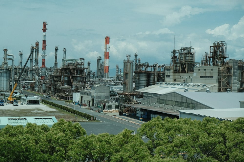Industrieanlage mit Rohren und Tanks