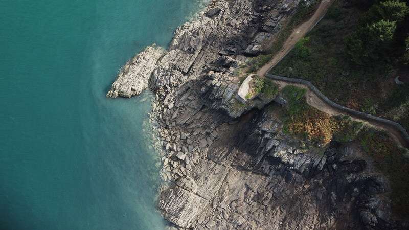 Drohnenaufnahme einer modernen Stadt bei Sonnenuntergang