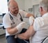 Ärztin nimmt einer Patientin Blut ab
