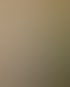Zwei lächelnde Frauen in weißer Arbeitskleidung stehen vor einer Holzwand neben einer großen grünen Zimmerpflanze.