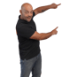 Mann im schwarzen Poloshirt und Jeans zeigt mit beiden Armen seitlich nach oben.