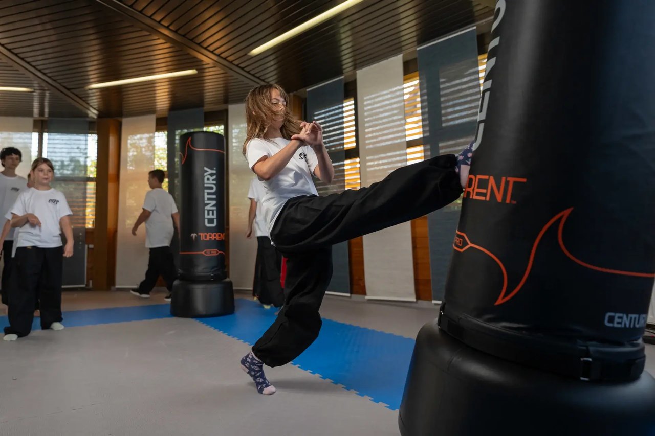 Jugendliche im Teens-Training der Sportschule STR8 in Stutensee