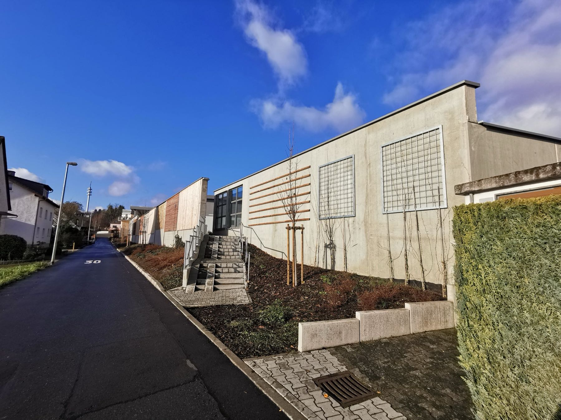 Fertiggestellter Edeka-Markt in Staffel mit Sichtbetonfassade