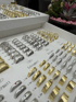 Verschiedene Trauringe aus Gold und Silber in einer Schmuckschatulle mit Beschriftungen wie Schrägmatt und Kreismatt.