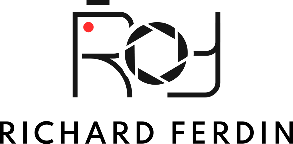 Schwarzes Logo "RF" mit Kameraverschluss als und rotem Punkt, darunter "RICHARD FERDIN".