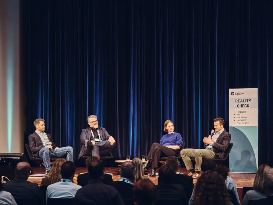 Nils Westrich bei einer Podiumsdiskussion auf der Bühne