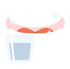 Ein geöffneter Mund mit glänzenden, weißen Zähnen und ein Glas Wasser.