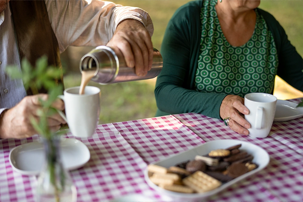 Kaffe und Gebäck im Freien