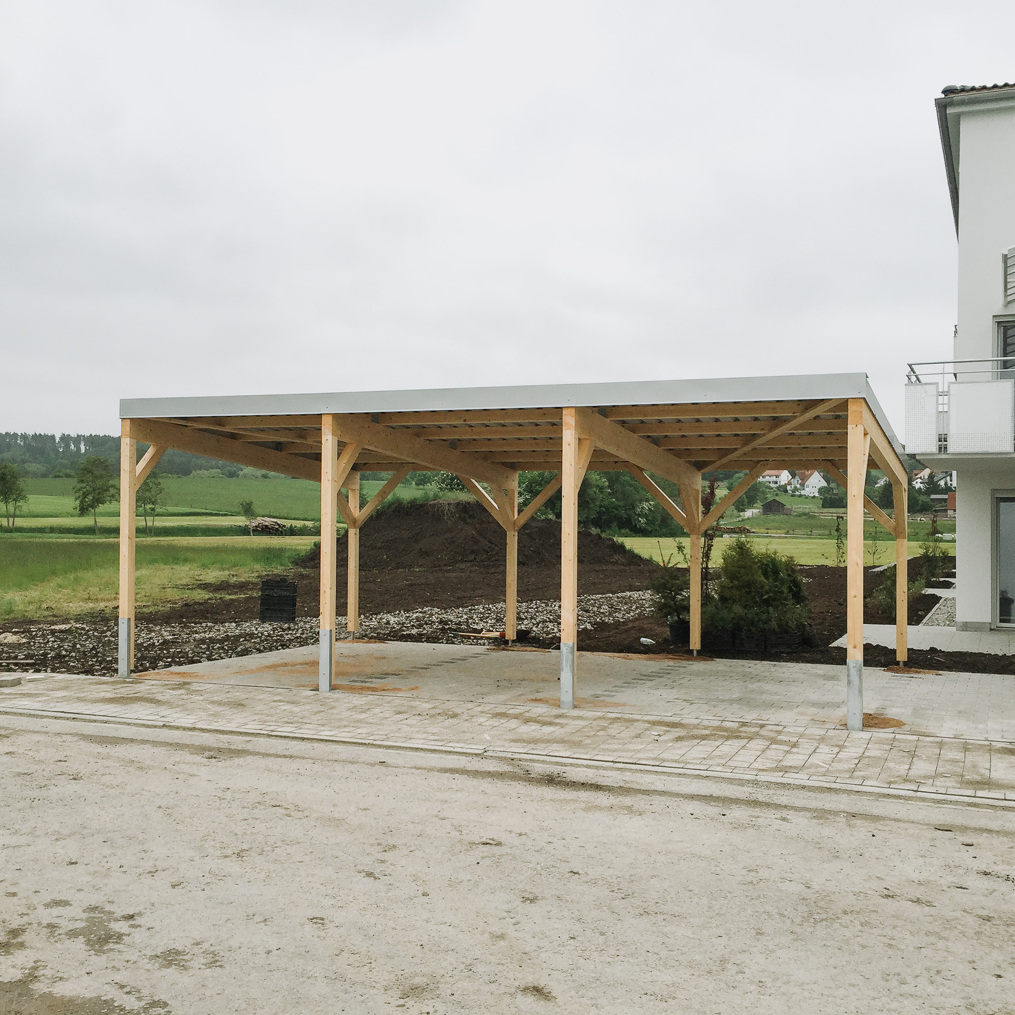 Carport in Holzbauweise mit Trapezblechdach