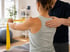 Physiotherapeutin behandelt einen Patienten in Hamburg