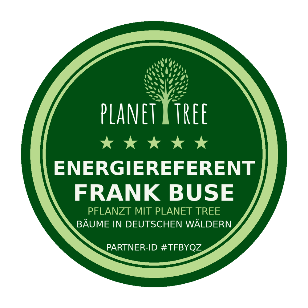 Grünes rundes Logo: "PLANET TREE", Baum, 5 Sterne, "ENERGIEREFERENT FRANK BUSE", "PFLANZT MIT PLANET TREE BÄUME IN DEUTSCHEN WÄLDERN", "PARTNER-ID #TFBYQZ"