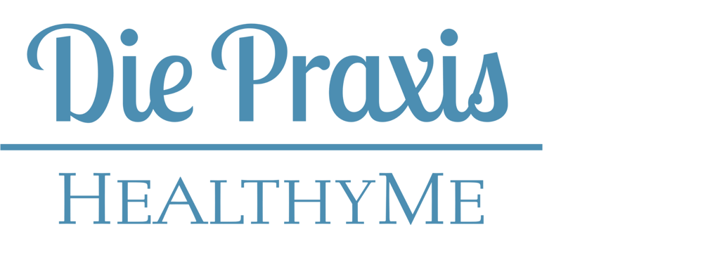 Schriftzug "Die Praxis" in Schwarz über einem blauen "HealthyMe" auf dunkelgrünem Hintergrund.