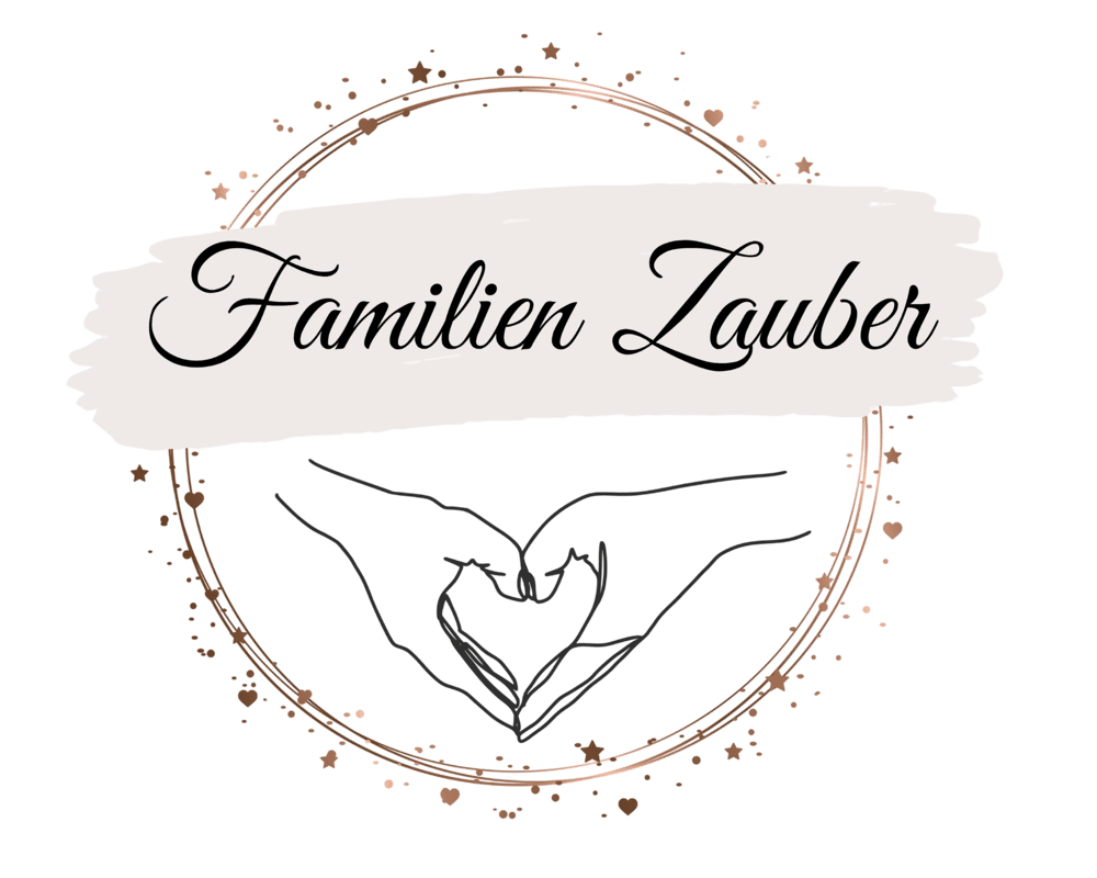 "Familien Zauber" Schriftzug über Händen, die ein Herz bilden, umrahmt von einem goldenen Kreis.