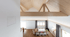 Geräumiger Essbereich mit Holzboden, weißer Wand, Holzbalken und Esstisch mit Stühlen.