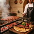 Traditionell gegrillter Adana Kebab mit Brot, Gemüse und Kräutern