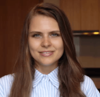 Christina W., Führungskraft in der Tech-Branche, Kundenstimme zum Videotraining
